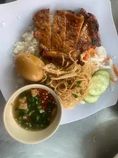 Hình ảnh Cơm sườn trứng kho