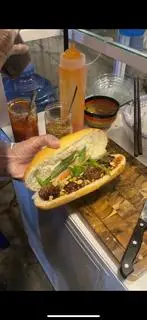 Hình ảnh Bánh mì thịt nướng lò than