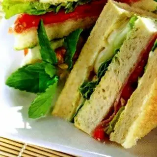 Hình ảnh Sanwixh kẹp thịt chả