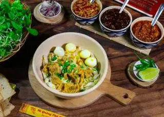 Hình ảnh mỳ quảng thịt trứng 