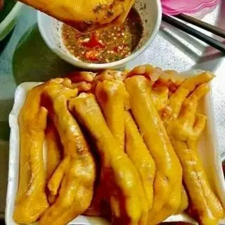 Hình ảnh Chân gà ủ muối rút xương