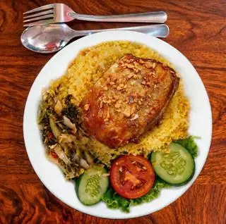 Hình ảnh Cơm gà má đùi xối mỡ