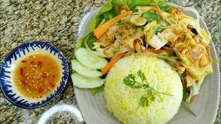 Hình ảnh Cơm gà nộm xé phay