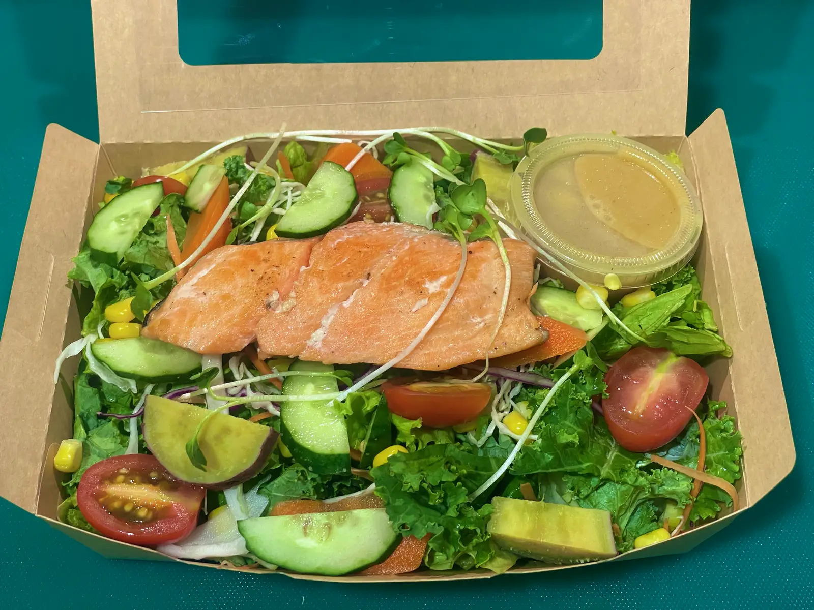Hình ảnh Salad cá hồi sốt chanh dây