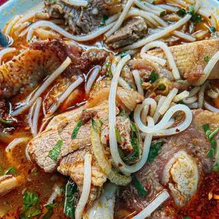 Hình ảnh bún bò huế truyền thống nạm,chả 