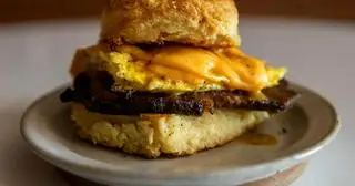Hình ảnh Sandwich bò - trứng - phô mai
