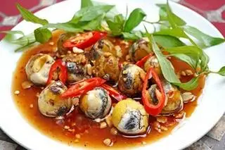Hình ảnh Trứng Cút lộn Xào Me Dừa Cay (10 quả)