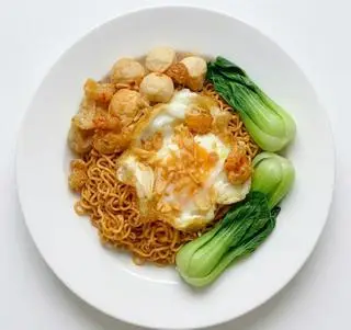 Hình ảnh Mì trộn tóp mỡ cá viên trứng chiên