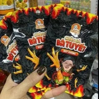Hình ảnh Chân Gà Đen Rút Xương Cay Bà Tuyết 40g