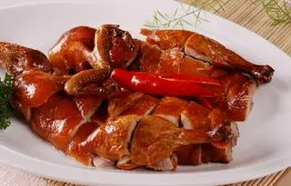 Hình ảnh 1/2 Con Gà Ủ Xì Dầu( chặt sẵn + kèm rau dưa muối chấm đầy đủ)