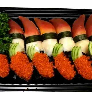 Hình ảnh Set Sushi Sò Đỏ Với Sushi Trứng Cua