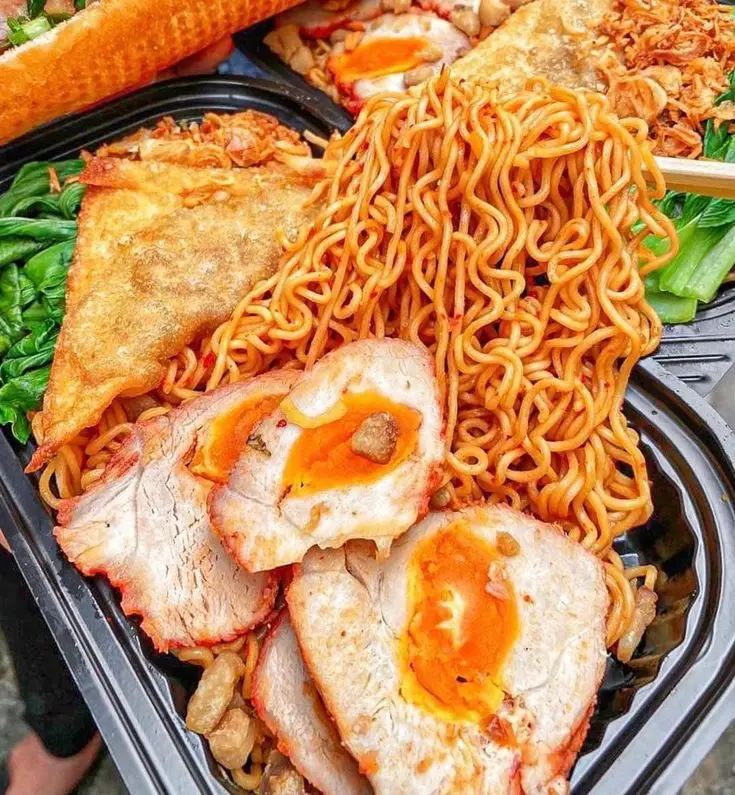 Hình ảnh 2 mì cánh gà chiên xù 
