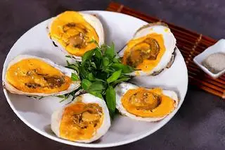 Hình ảnh Hàu sữa nướng trứng muối 5 con