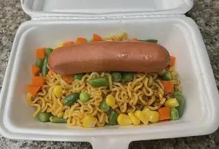 Hình ảnh Mì trộn xúc xích