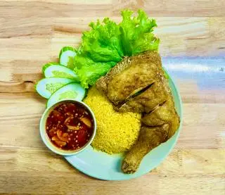 Hình ảnh Cơm Đùi Gà Lớn Truyền Thống