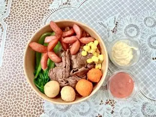 Hình ảnh Mì trộn rau + bò + cá viên + xúc xích + bắp 