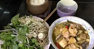 Hình ảnh Cơm mắm kho rau sống + nước