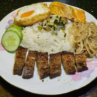 Hình ảnh Cơm tấm ba rọi, bì, chả cua, ốp la.