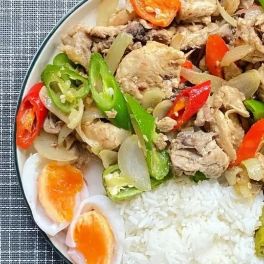 Hình ảnh cơm đảo gà xào xã ớt 