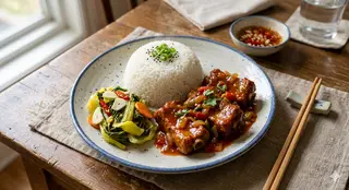 Hình ảnh Cơm sườn xào chua ngọt + trứng ốp la