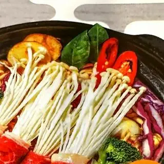 Hình ảnh Mì Kim Chi Bò Mỹ Cuộn Nấm