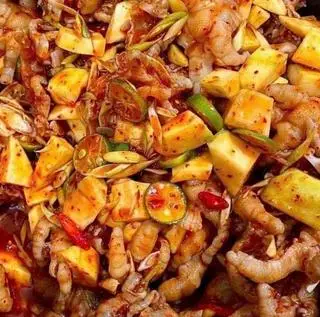 Hình ảnh Chân gà sốt thái trộn xoài 