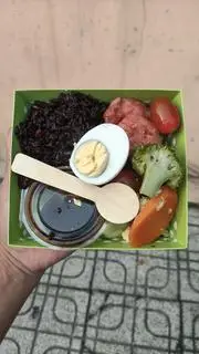 Hình ảnh cơm gạo lứt ức gà xá xíu 