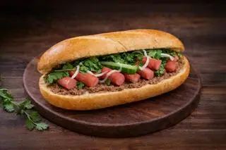 Hình ảnh Bánh mì xúc xích pate