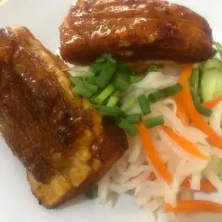 Hình ảnh Cơm  Tấm  Heo  Quay Chay