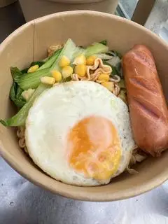 Hình ảnh Trộn xúc xích trứng ốp