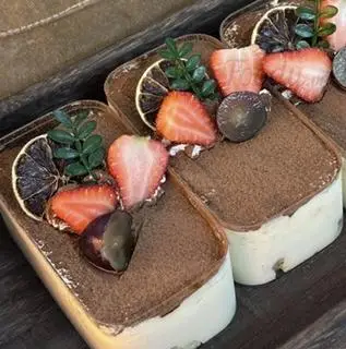Hình ảnh Tiamisu thơm ngon phủ socola