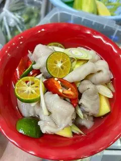 Hình ảnh chân gà xả tắc hộp bé