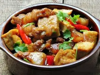 Hình ảnh Cơm niêu thịt kho đậu hủ + 1 nước tự chọn