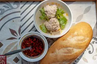 Hình ảnh Bánh mì xíu mại - chấm