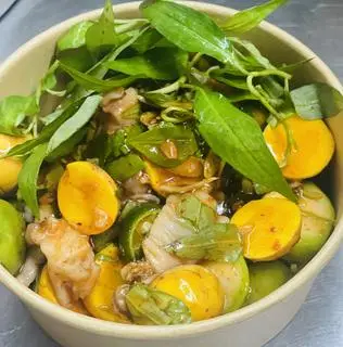 Hình ảnh Chân gà Rút xương mix trứng non sốt Thái