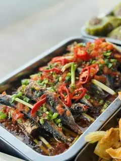 Hình ảnh Cơm cá nục kho cà 