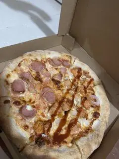Hình ảnh Pizza Xúc Xích + Pizza Gà BBQ