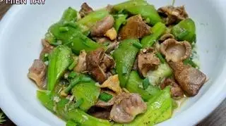 Hình ảnh Lòng gà xào mướp
