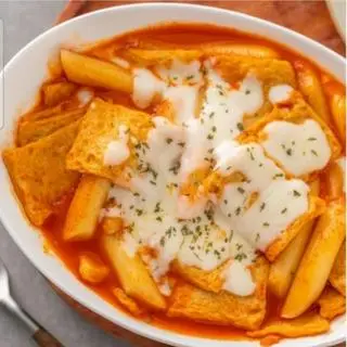 Hình ảnh Tokbokki chả cá Hàn Quốc phô mai kéo sợi
