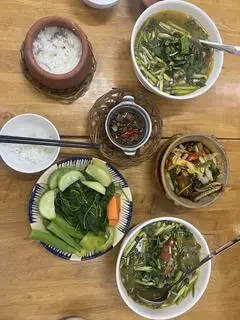 Hình ảnh Cơm niêu, canh , trứng chiên thịt, rau xào