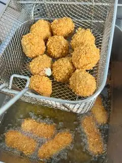 Hình ảnh 3 nem TCC phomai kèm chấm