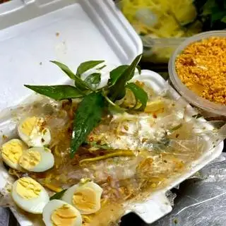 Hình ảnh Bánh tráng trộn tỏi phi truyền thống rau muối trứng sate tắc 