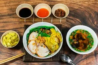 Hình ảnh Mì xá xíu, sủi cảo (mì khô)