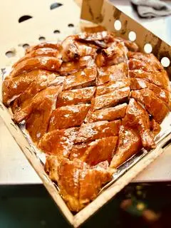 Hình ảnh (Hộp giấy) 1 con vịt quay da giòn + 6 bánh bao + rau dưa leo ăn kèm