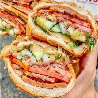 Hình ảnh Bánh mì thịt đầy đủ