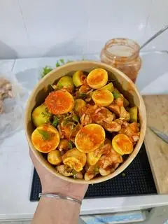Hình ảnh Chân gà mix trứng non sốt thái
