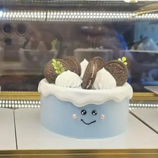 Hình ảnh Bánh nhỏ 1 full xanh dương kem chảy cắm oreo viền