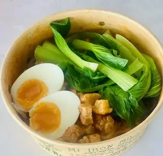 Hình ảnh Mì trộn Hàn Quốc trứng lòng đào