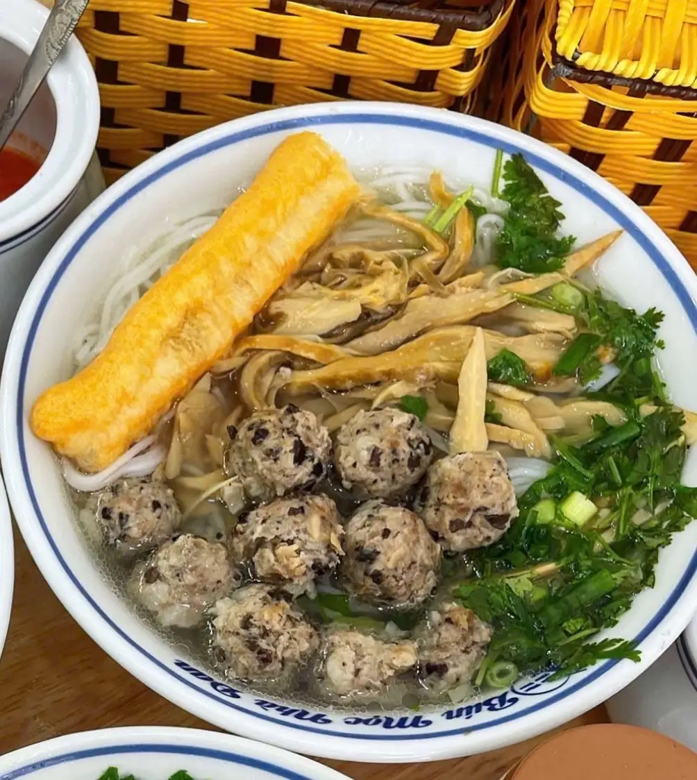 Hình ảnh Bún mọc ( nhiều mọc, măng)