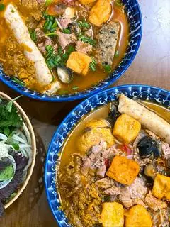 Hình ảnh Bún riêu tóp mỡ cua đậu chả ốc, giò thanh